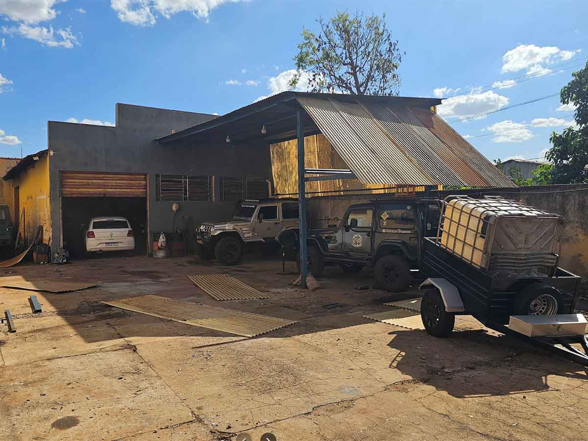 Vista externa da oficina Jipeiro Curioso em Sertãozinho/SP